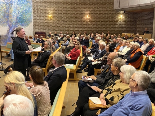 Konferencier och allsångsledare Stefan Parkman hälsar välkommen